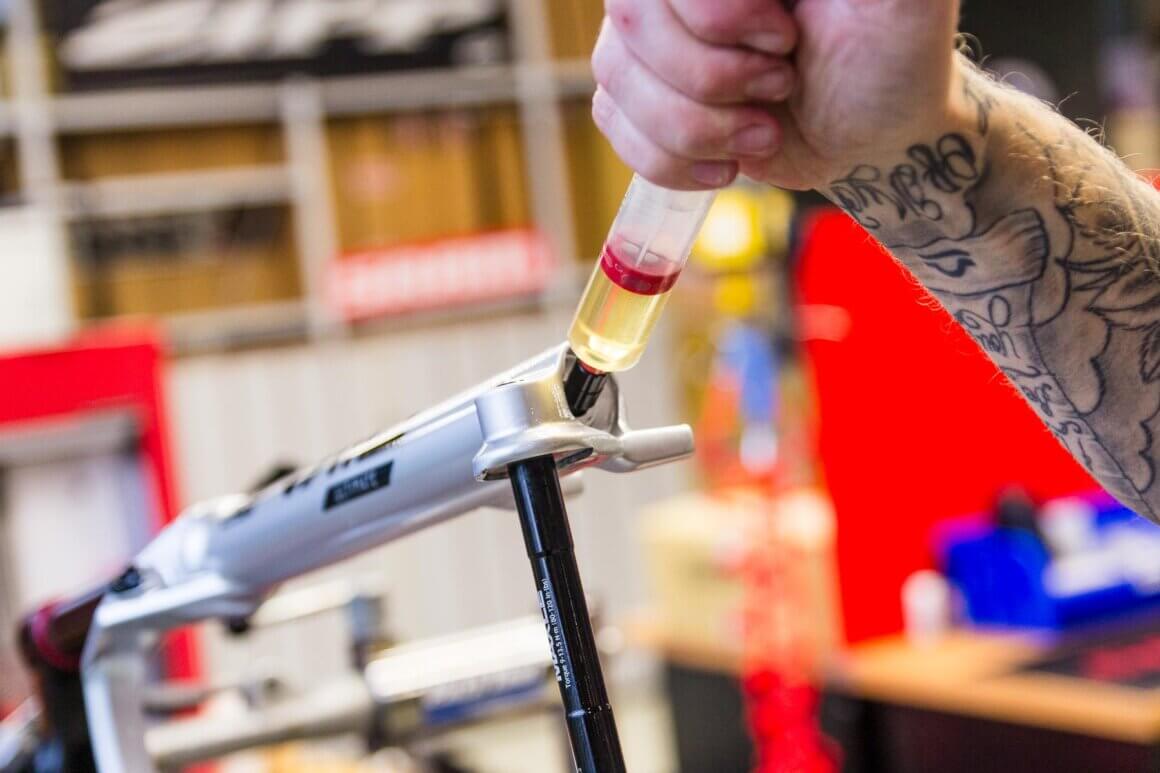 Auf der RockShox Website findet ihr alle Angaben bezüglich der Menge